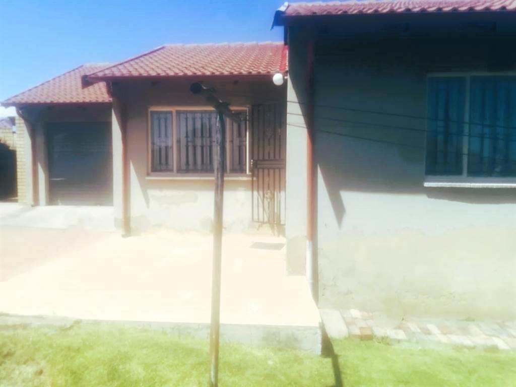 6 Bed House in Klipfontein View photo number 3