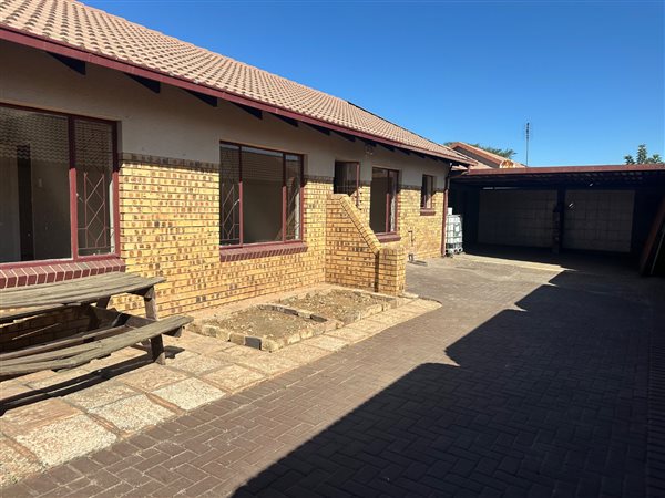 3 Bedroom Townhouse 3 Bedroom Townhouse