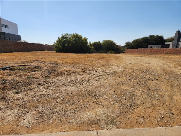 1 421 m² Land