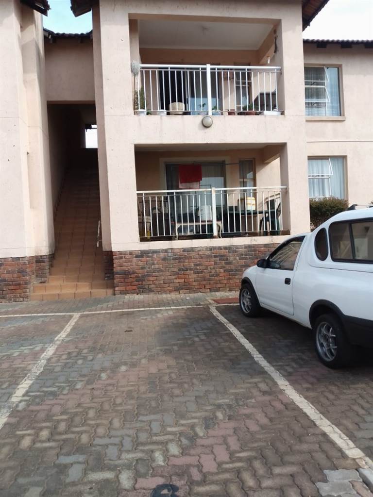 3 Bed Apartment in Rensburg photo number 12