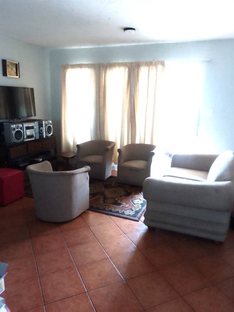3 Bed Apartment in Rensburg photo number 3