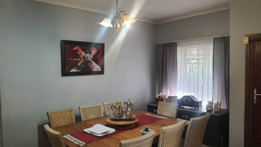 2 Bed Townhouse in Protea Park photo number 5