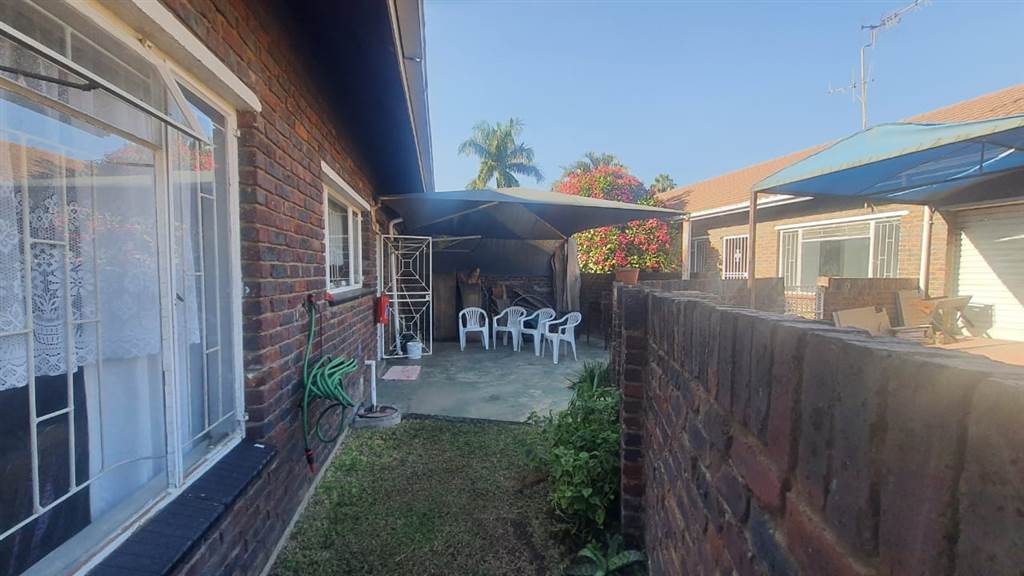 2 Bed Townhouse in Protea Park photo number 15
