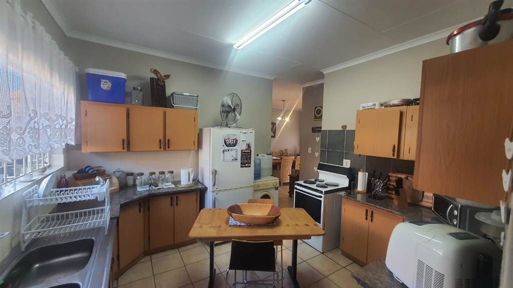 2 Bed Townhouse in Protea Park photo number 18