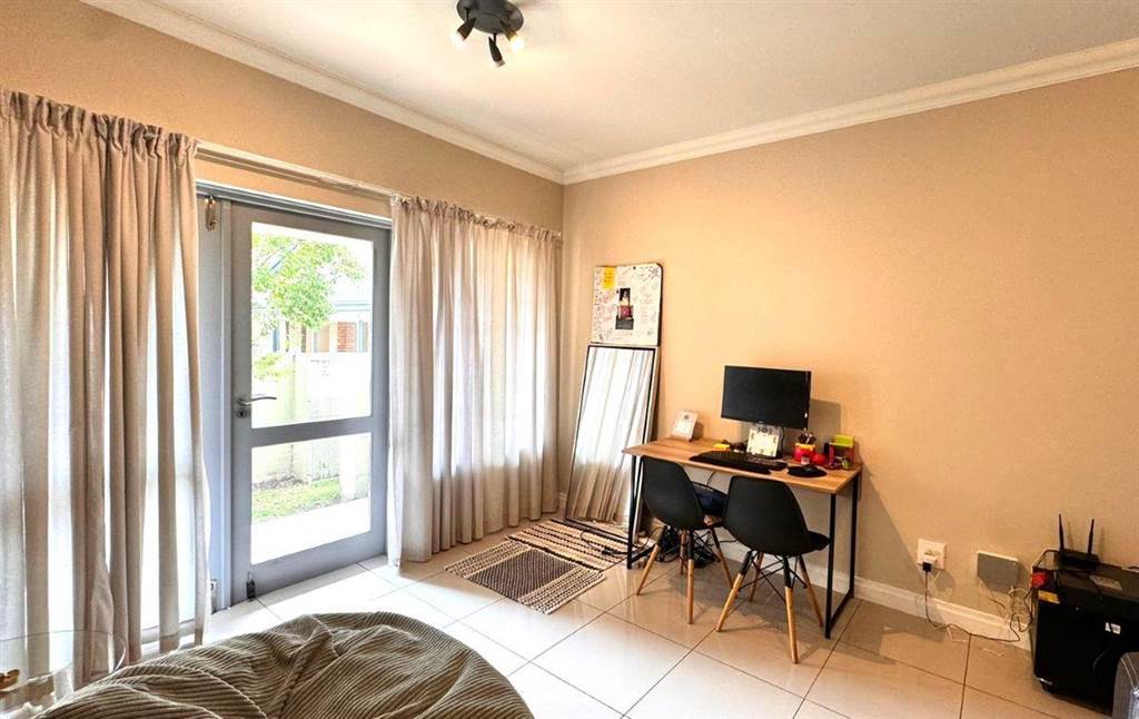 1 Bed Apartment in Parktown North photo number 4