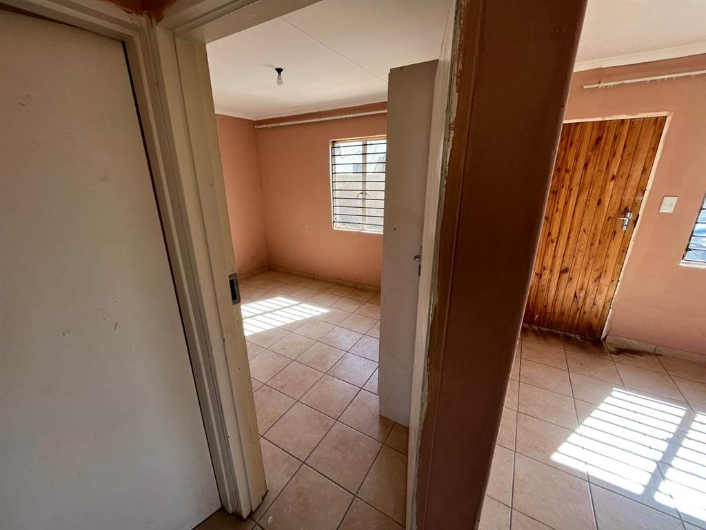 2 Bed House in Protea Glen photo number 14