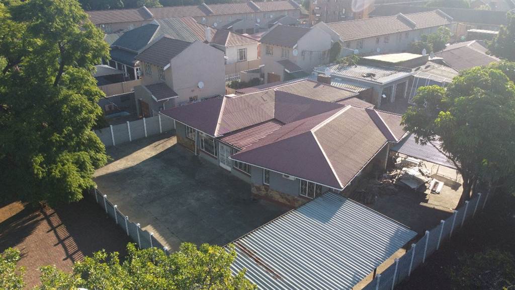 953  m² Commercial space in Rustenburg Central photo number 1