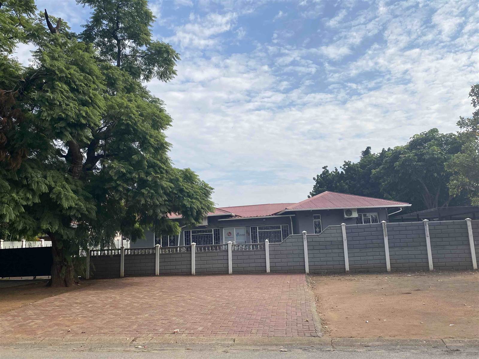 953  m² Commercial space in Rustenburg Central photo number 2