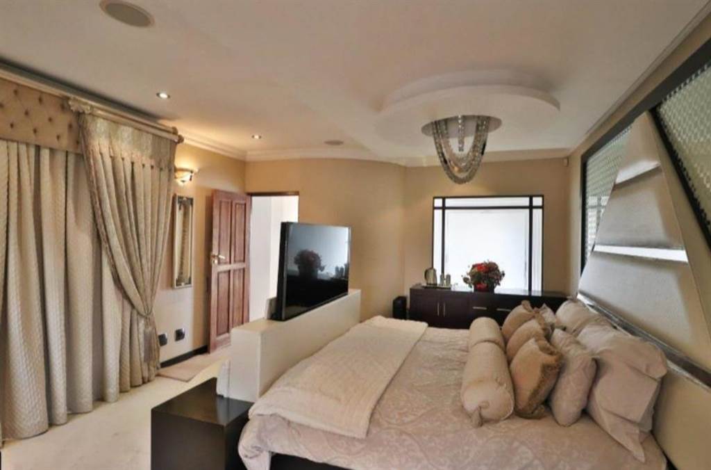 5 Bed House in Johannesburg Central and CBD photo number 13