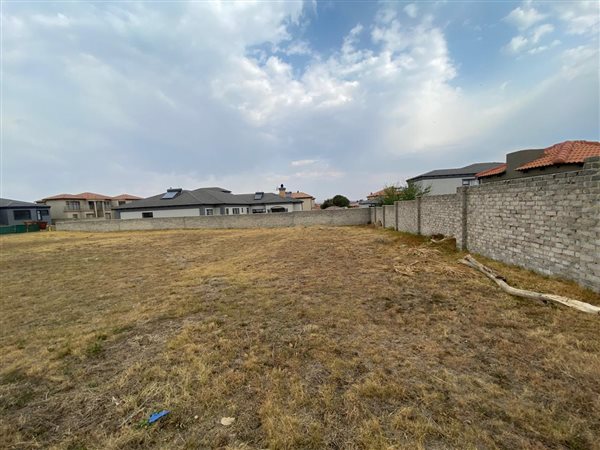 1 121 m² Land