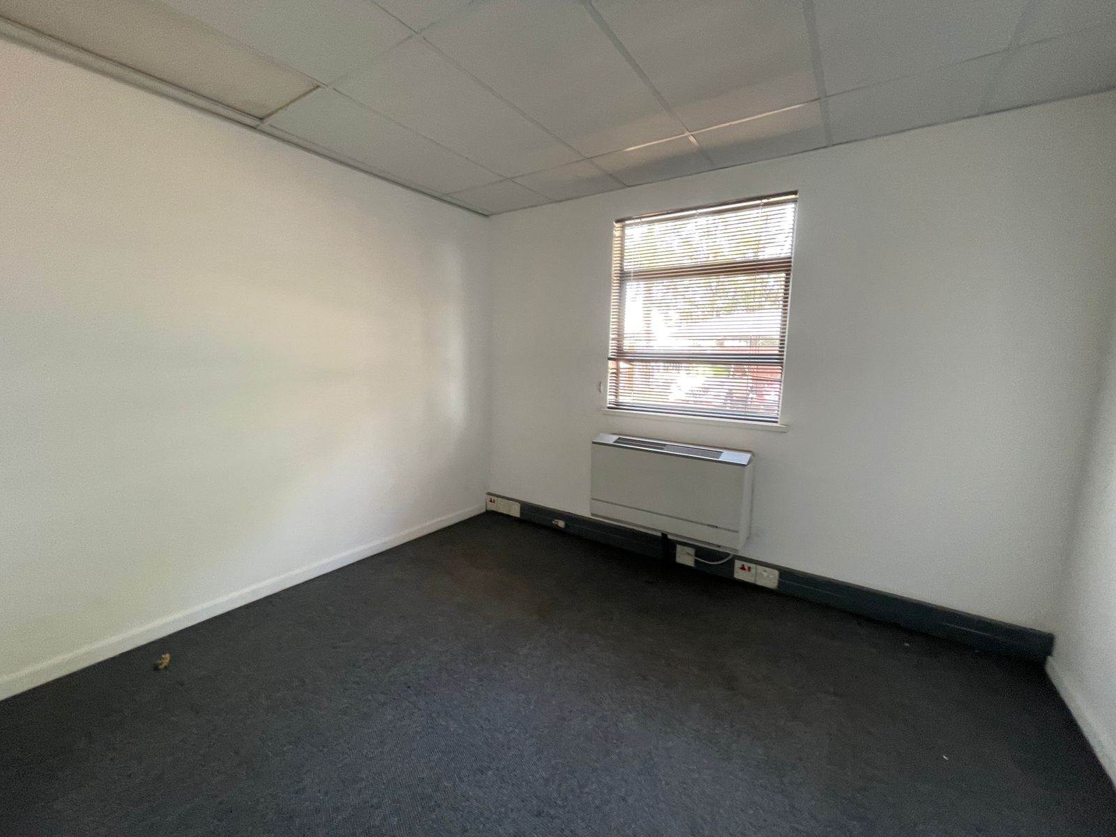 211  m² Commercial space in Bartlett photo number 10