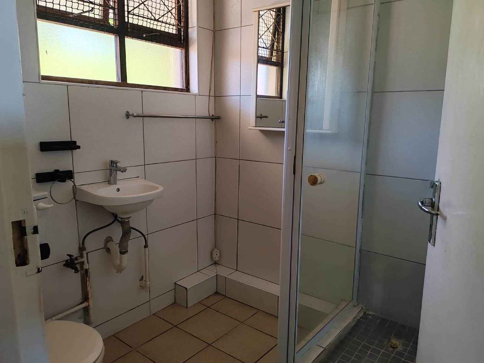 1 Bed Apartment in Amanzimtoti photo number 2