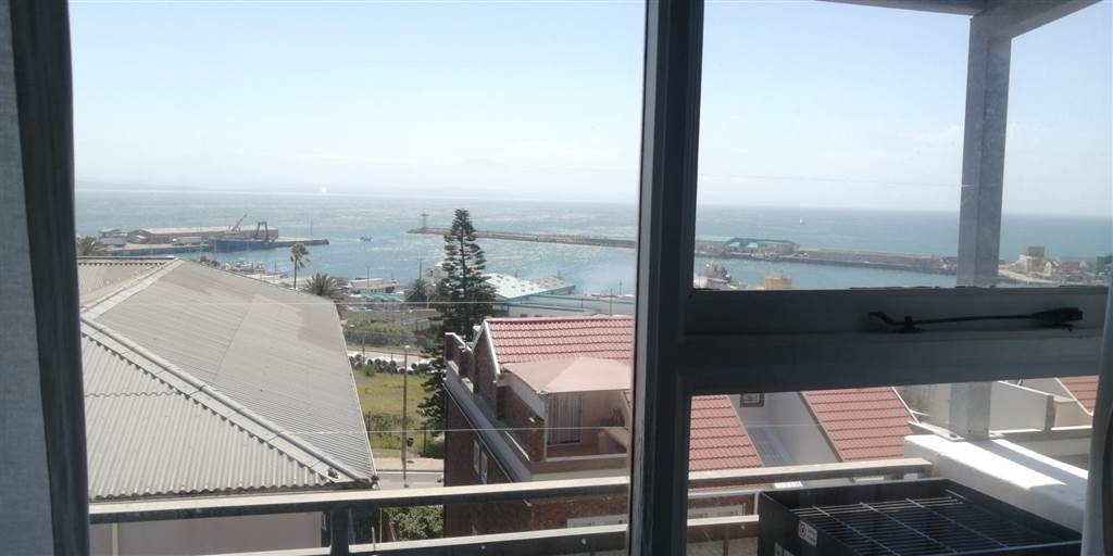 2 Bed Apartment in Mossel Bay Central photo number 14