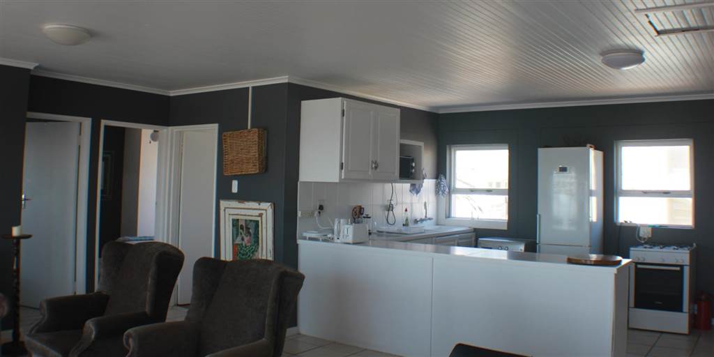 2 Bed Apartment in Mossel Bay Central photo number 12