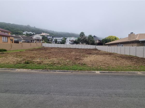 826 m² Land available in Outeniqua Strand