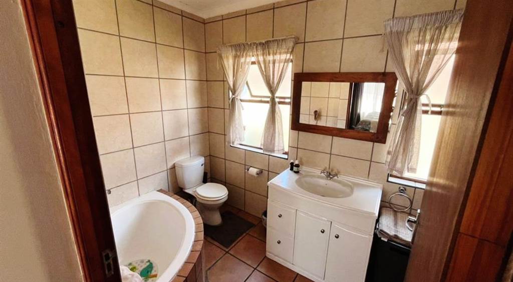 3 Bed Townhouse in Middelburg Central photo number 8