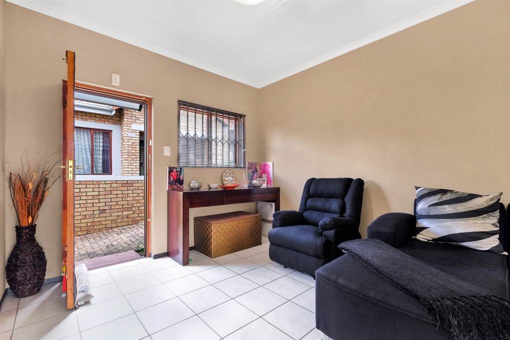 2 Bed Townhouse in Randpark Ridge photo number 7