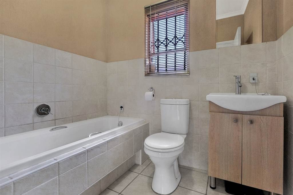 2 Bed Townhouse in Randpark Ridge photo number 12