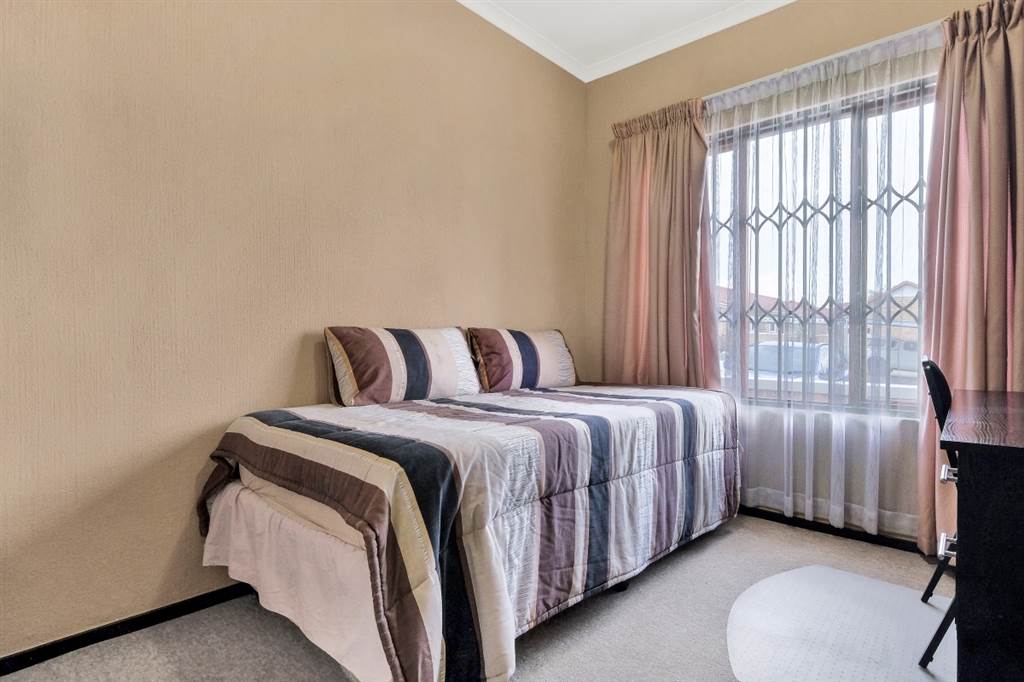 2 Bed Townhouse in Randpark Ridge photo number 11