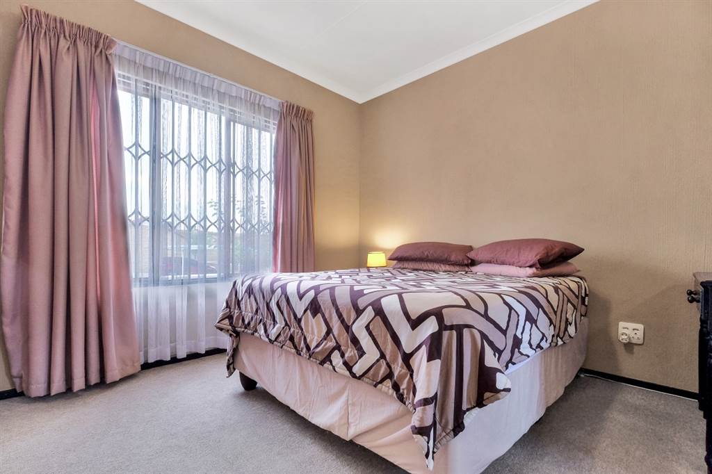 2 Bed Townhouse in Randpark Ridge photo number 8