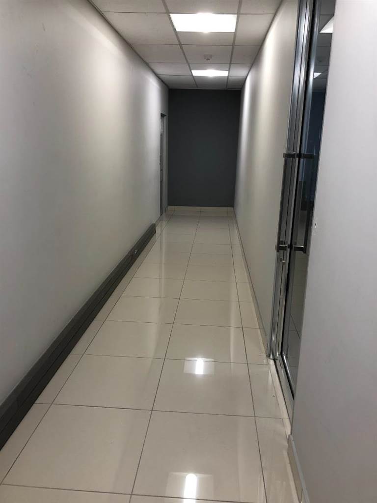 590  m² Commercial space in Parktown photo number 30