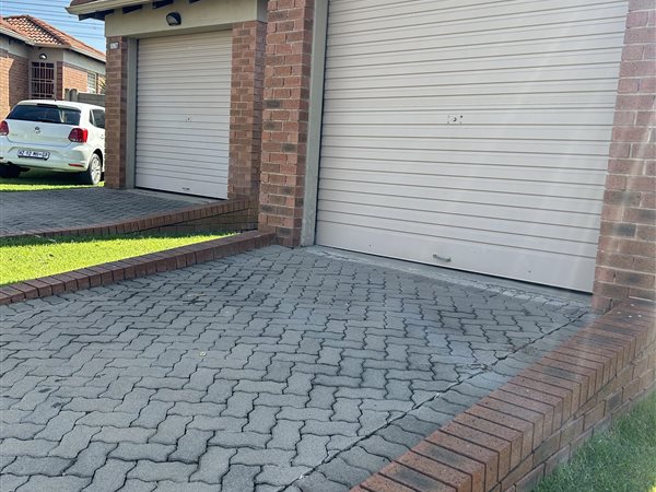 3 Bed Townhouse in Olievenhoutbosch
