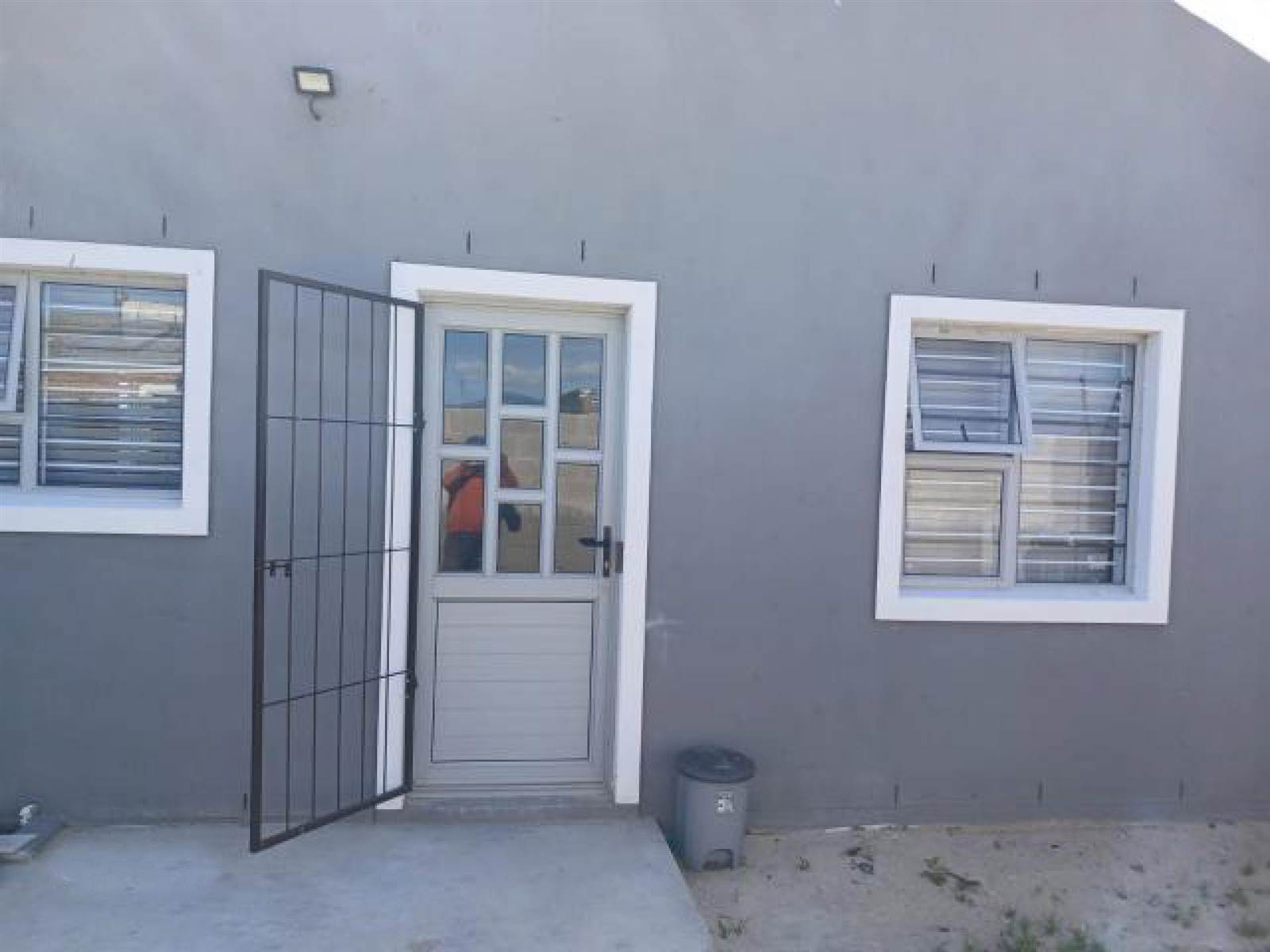 3 Bed House in Macassar photo number 3