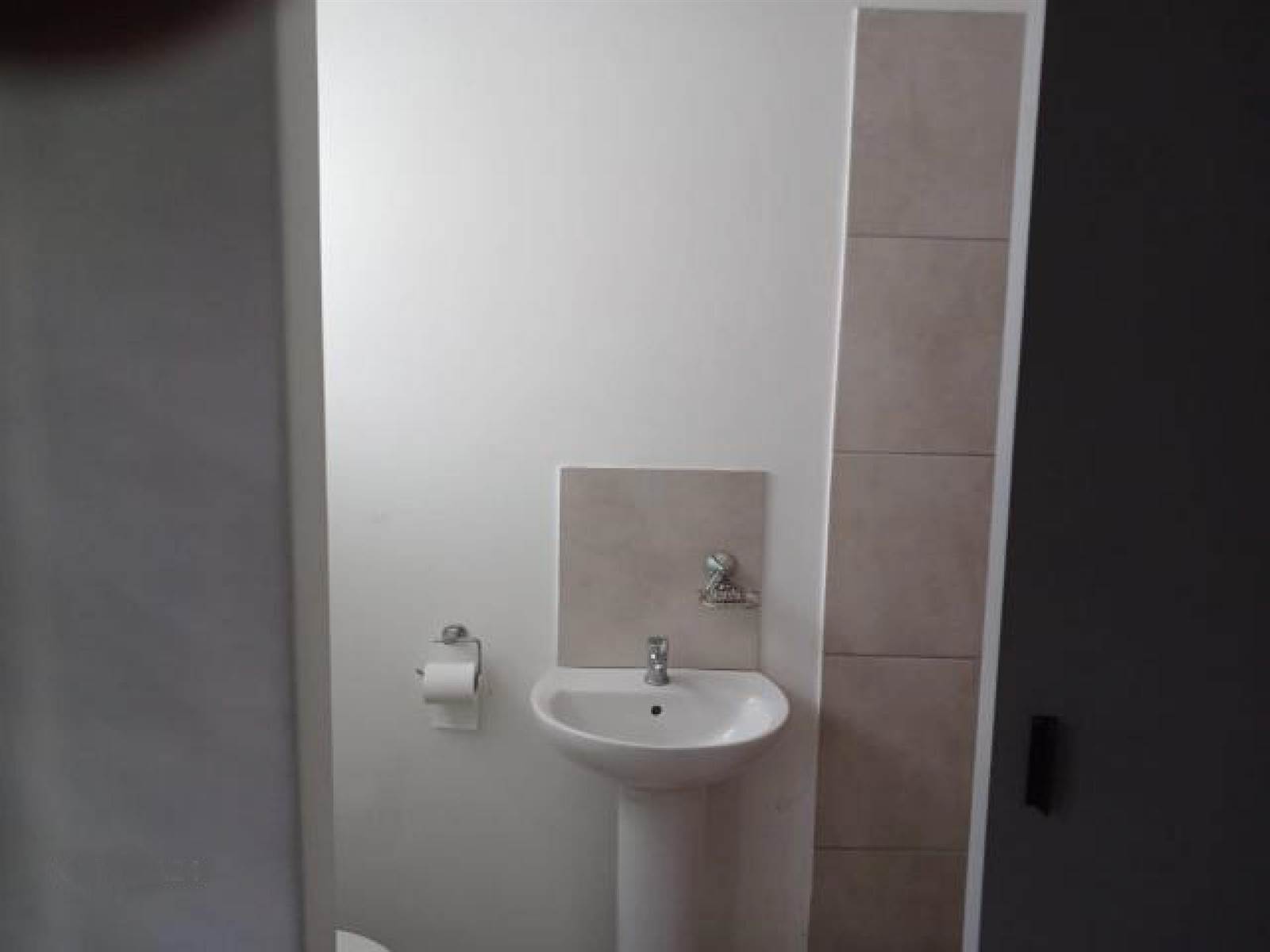 3 Bed House in Macassar photo number 12
