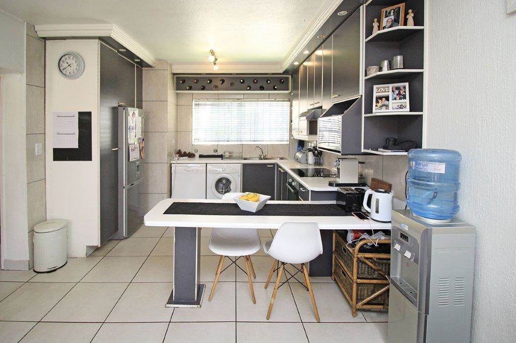 2 Bed Apartment in Marais Steyn Park photo number 2