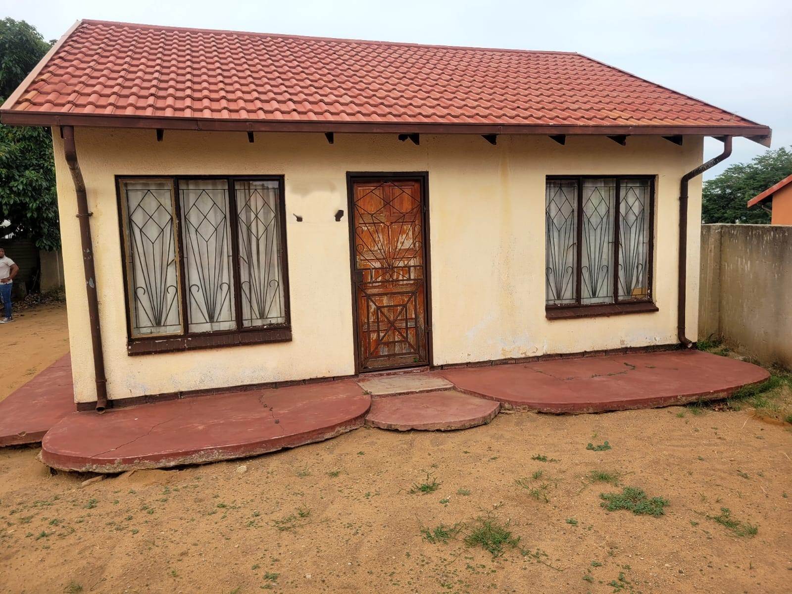 2 Bed House in Tlhabane photo number 3