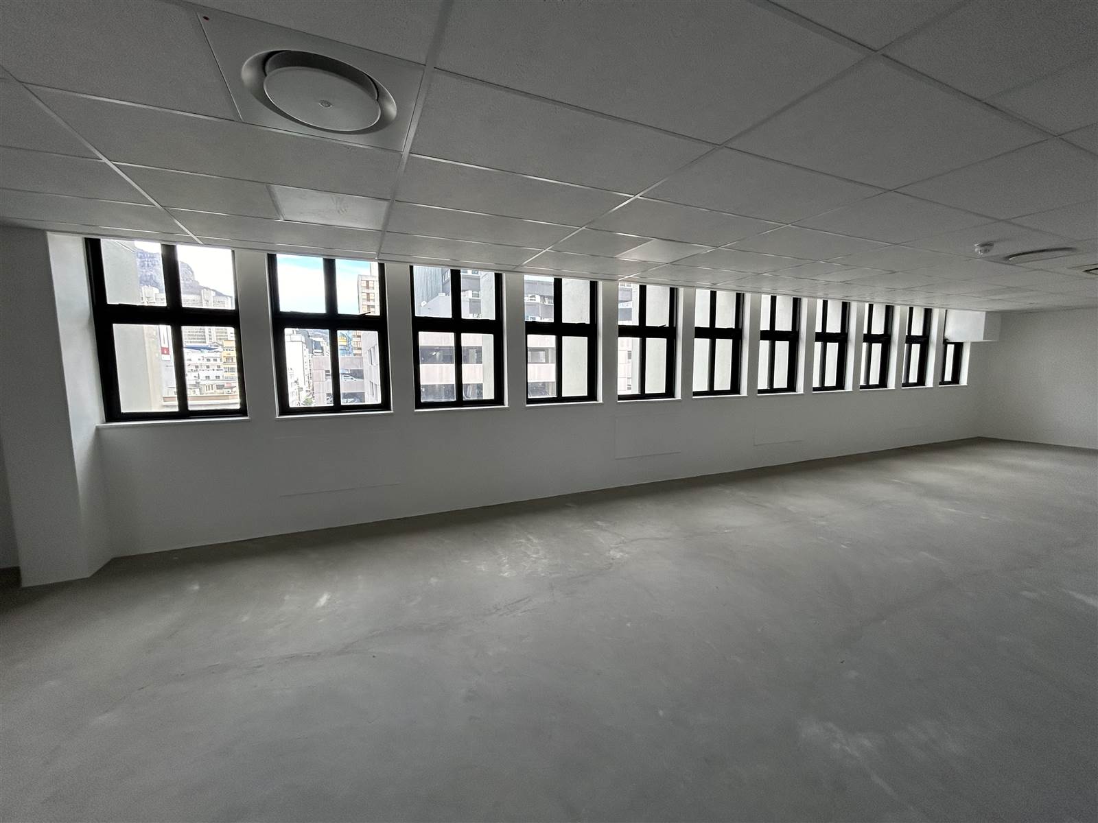 335  m² Commercial space in Cape Town City Centre photo number 4