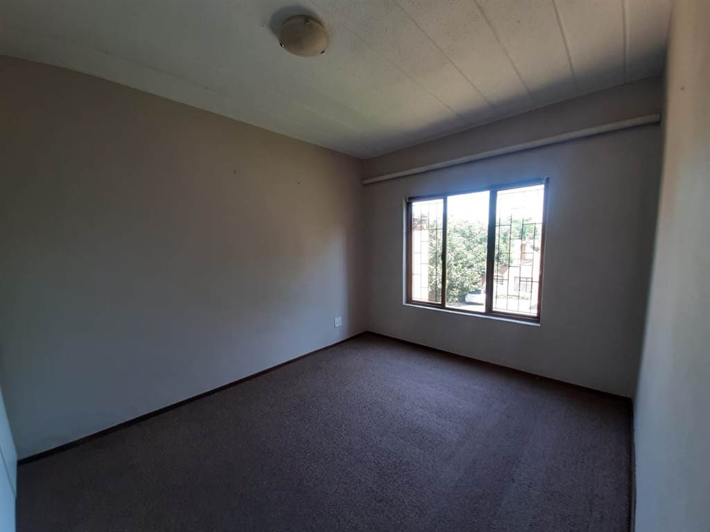 2 Bed Apartment in Douglasdale photo number 8