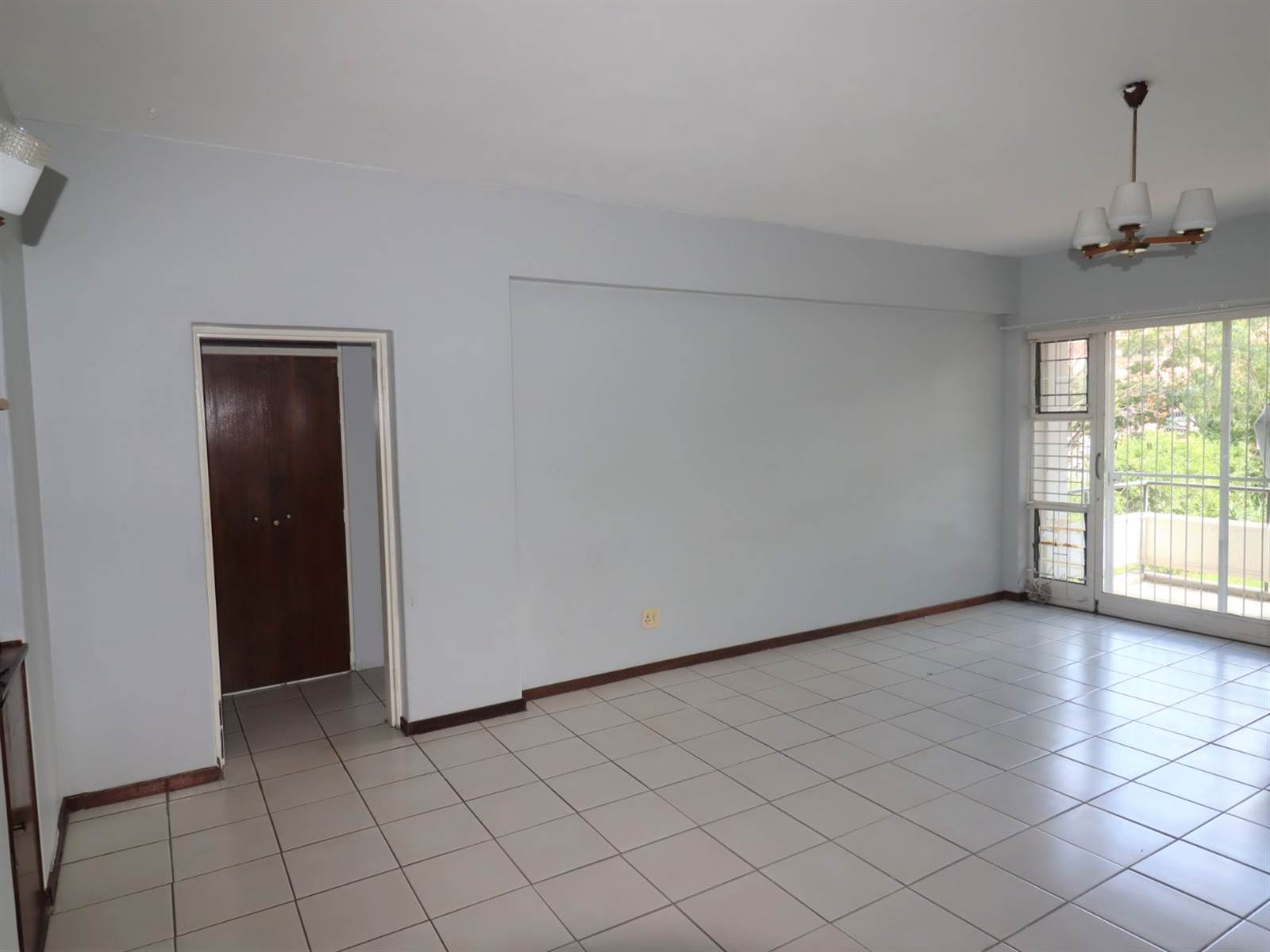 2 Bed Apartment in Bloemfontein photo number 7
