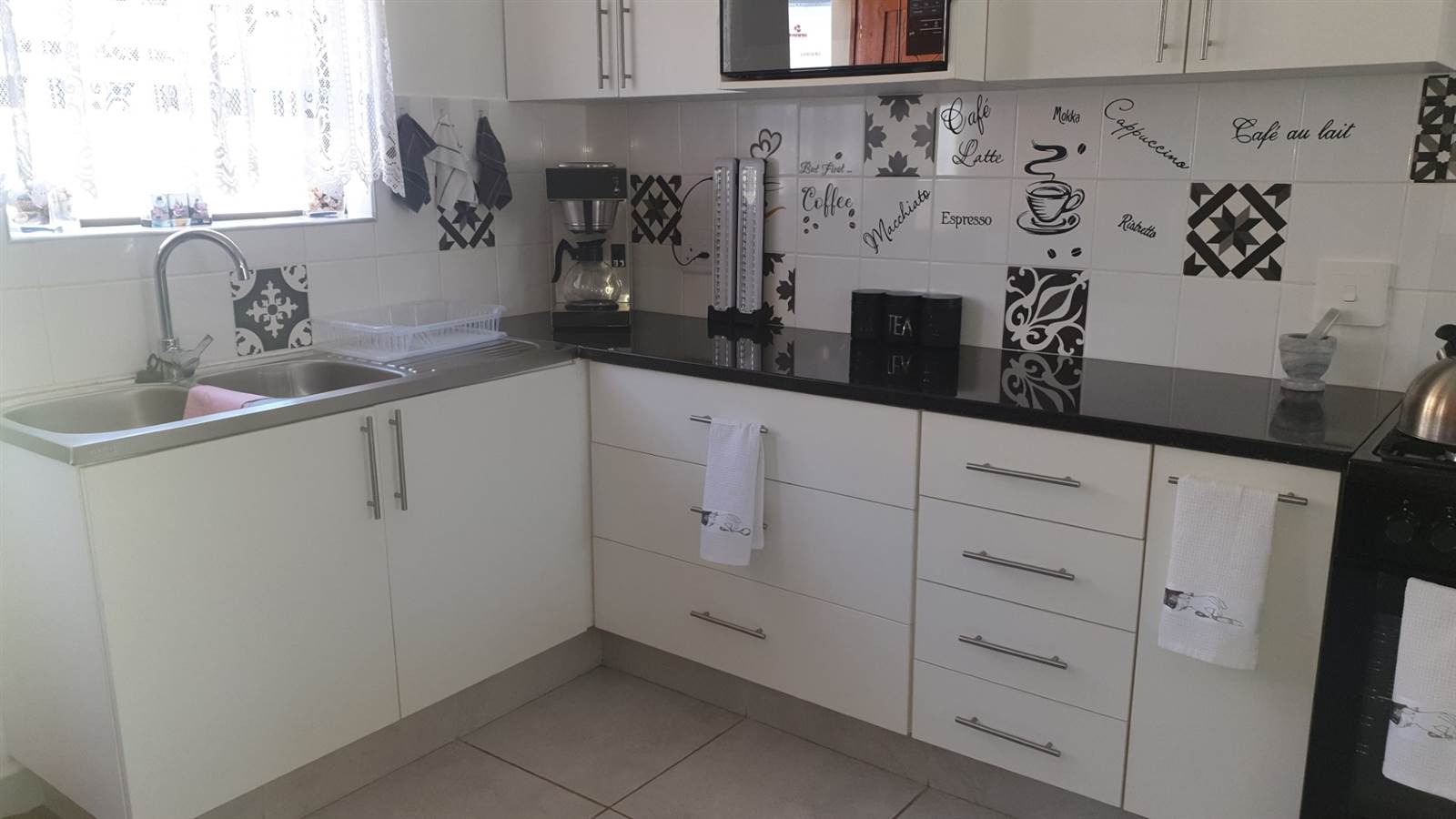3 Bed Townhouse in Mossel Bay Ext 15 photo number 9