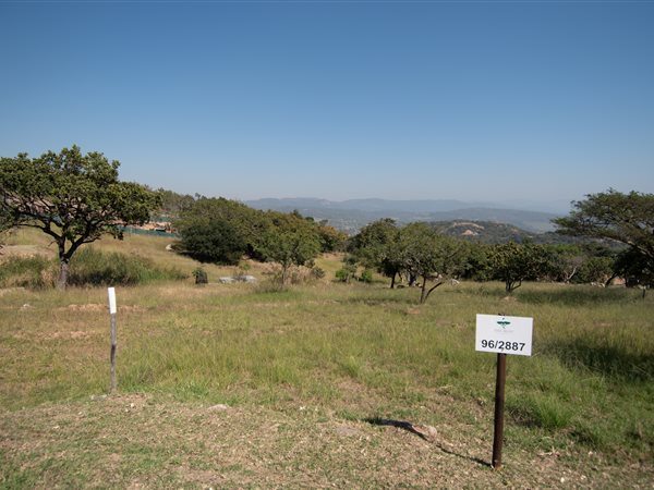 2 105 m² Land