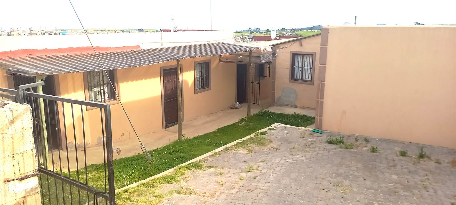 7 Bed House in Thembalethu photo number 2