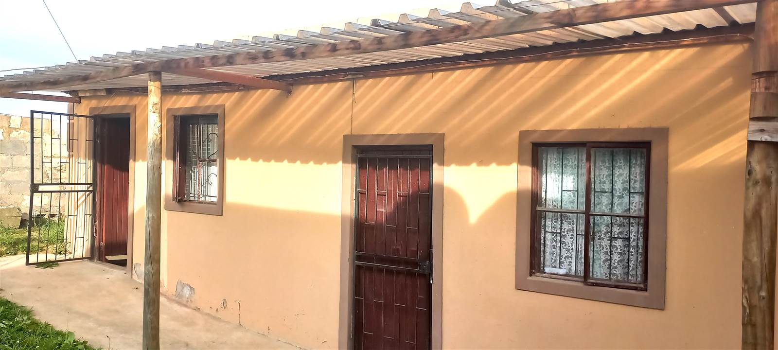 7 Bed House in Thembalethu photo number 3