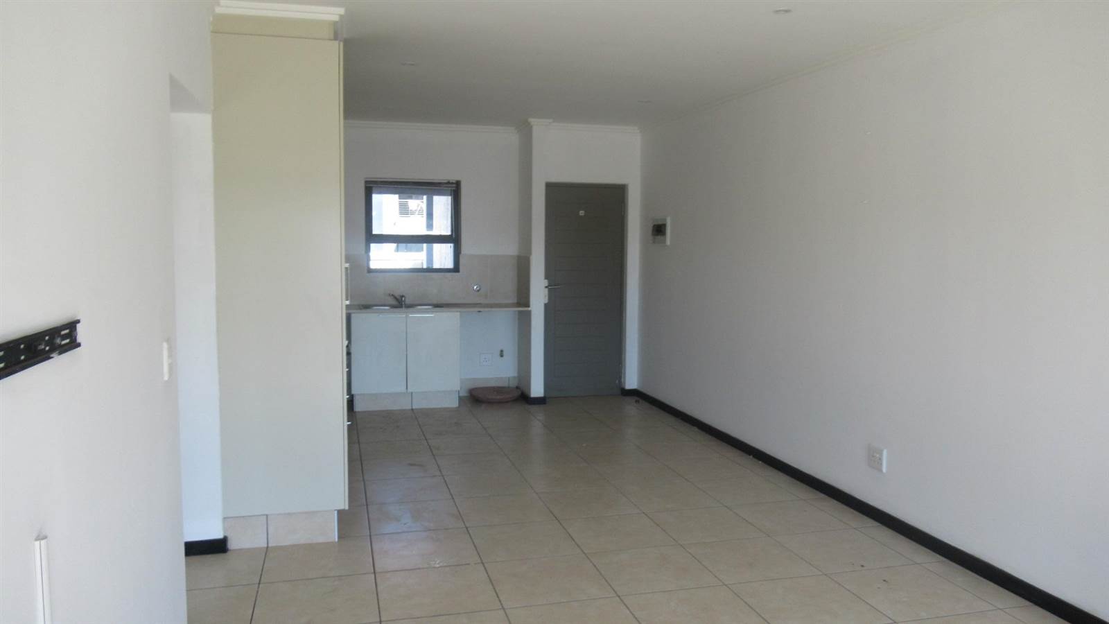 3 Bed Townhouse in Lonehill photo number 12
