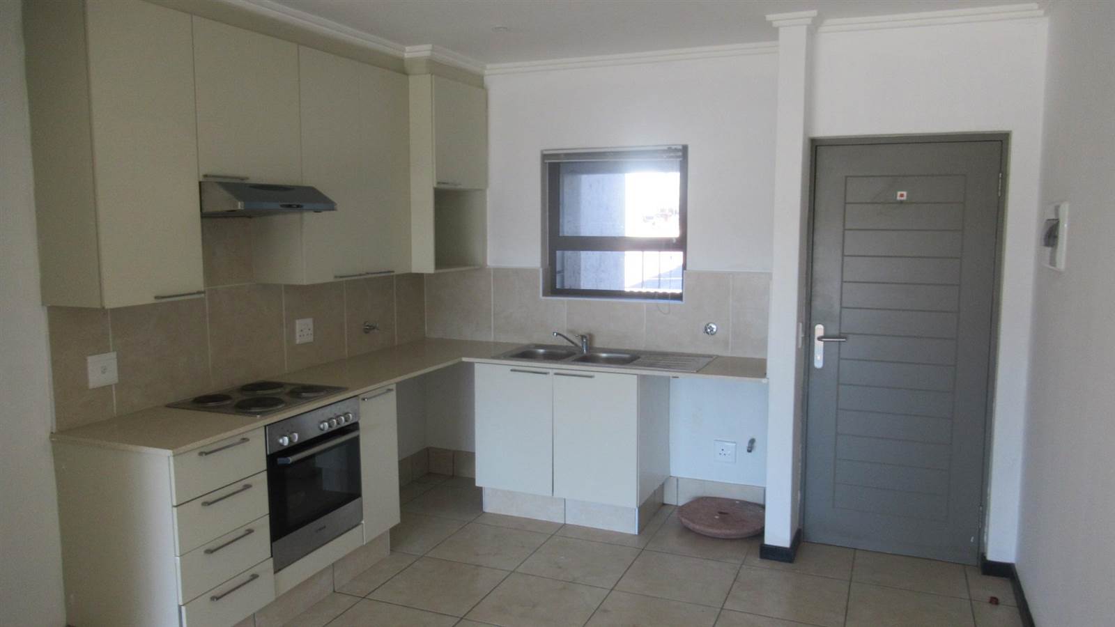 3 Bed Townhouse in Lonehill photo number 7