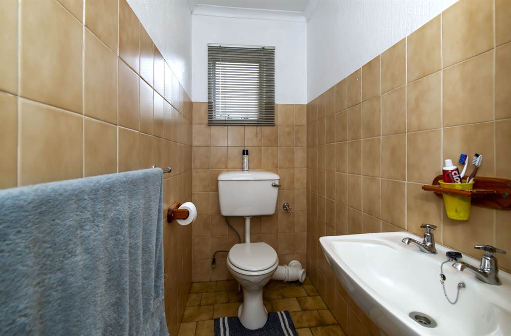 2 Bed Townhouse in Eastleigh photo number 4
