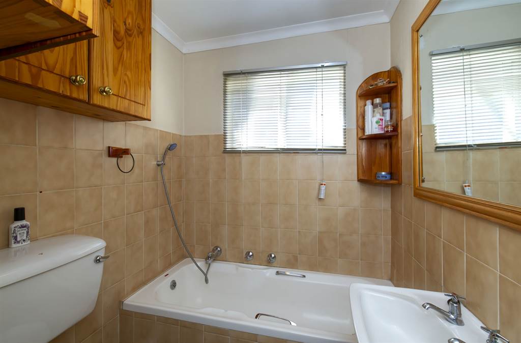 2 Bed Townhouse in Eastleigh photo number 5