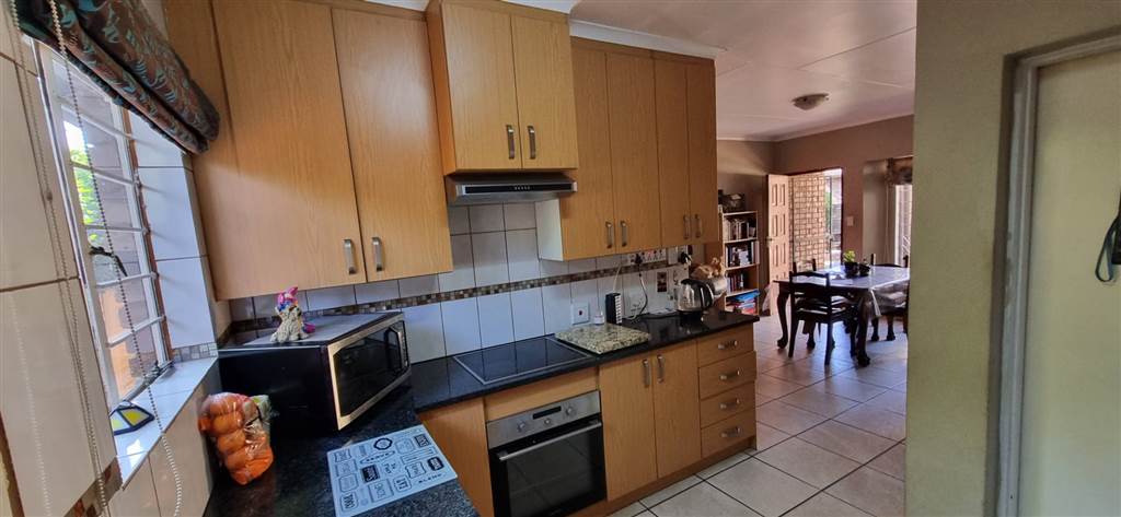 3 Bed Townhouse in Rooihuiskraal North photo number 9