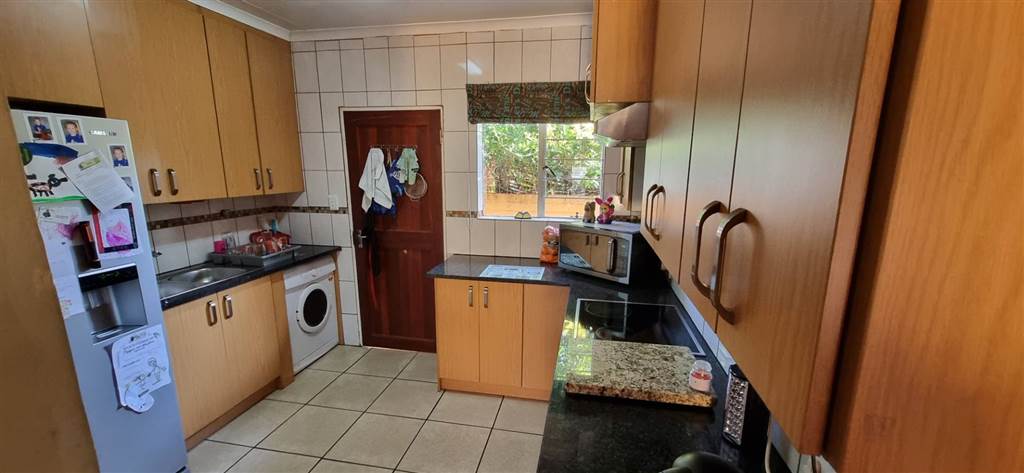 3 Bed Townhouse in Rooihuiskraal North photo number 6