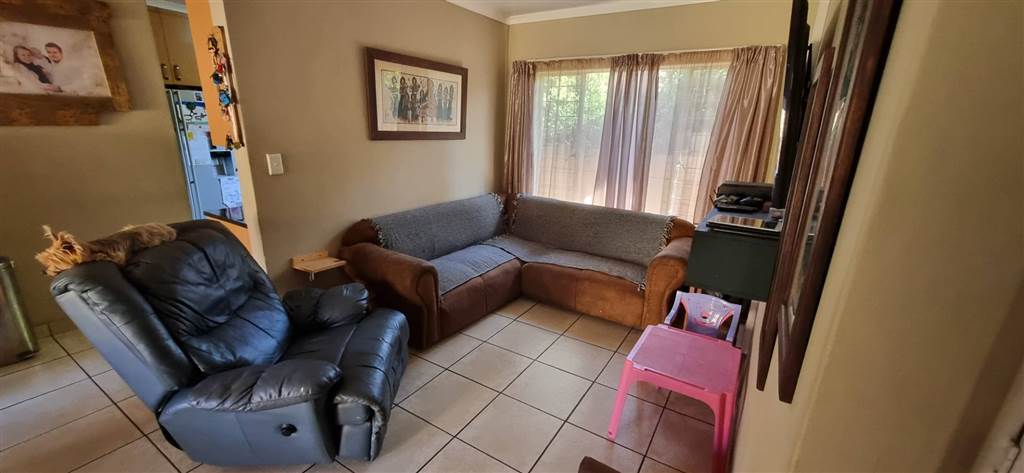 3 Bed Townhouse in Rooihuiskraal North photo number 11