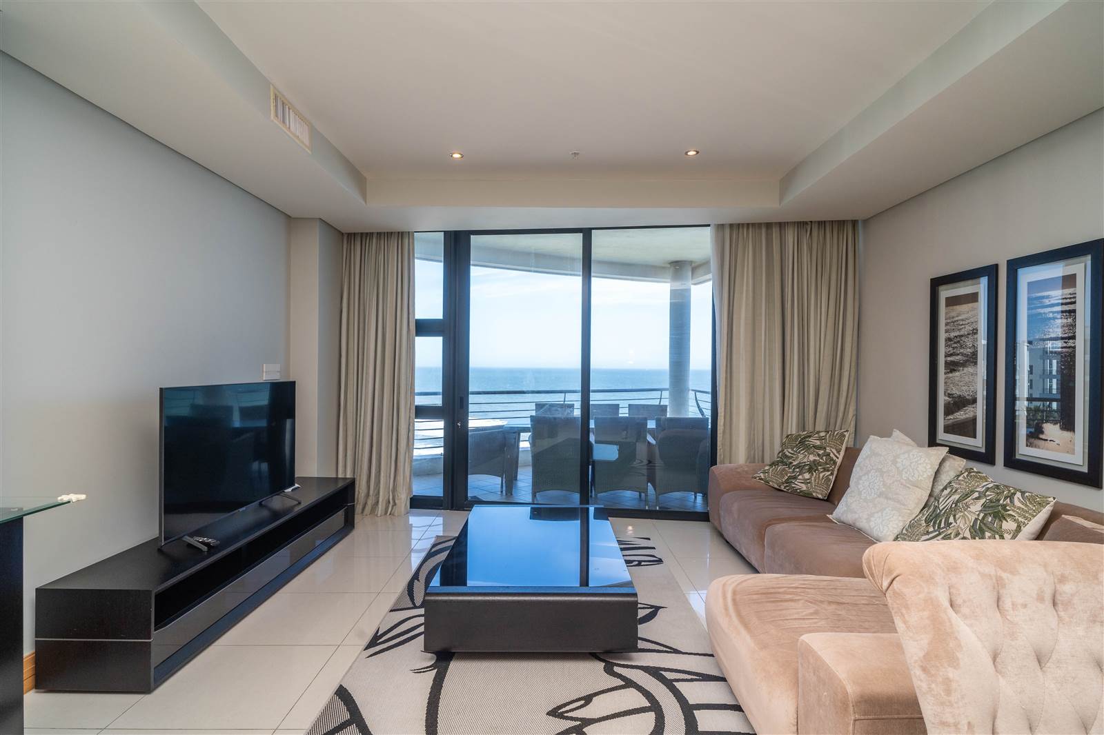 2 Bed Flat in Umhlanga Rocks photo number 2
