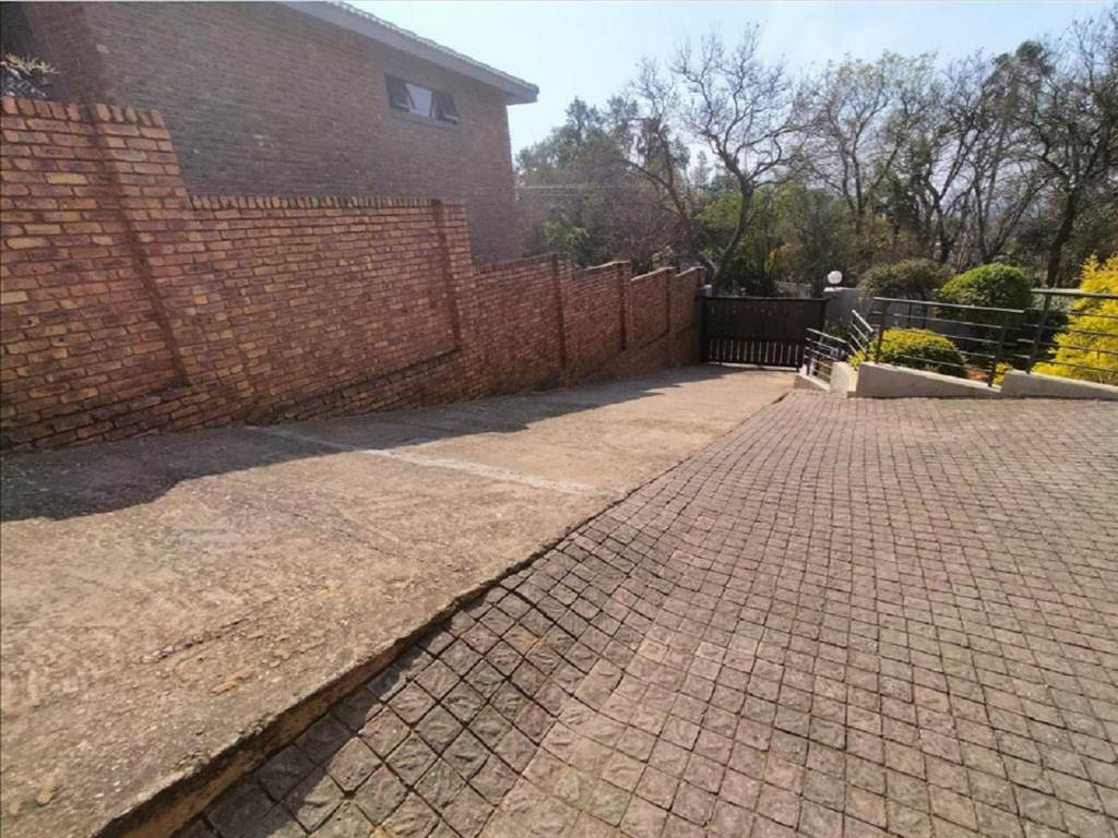4 Bed House in Pretoria North photo number 7