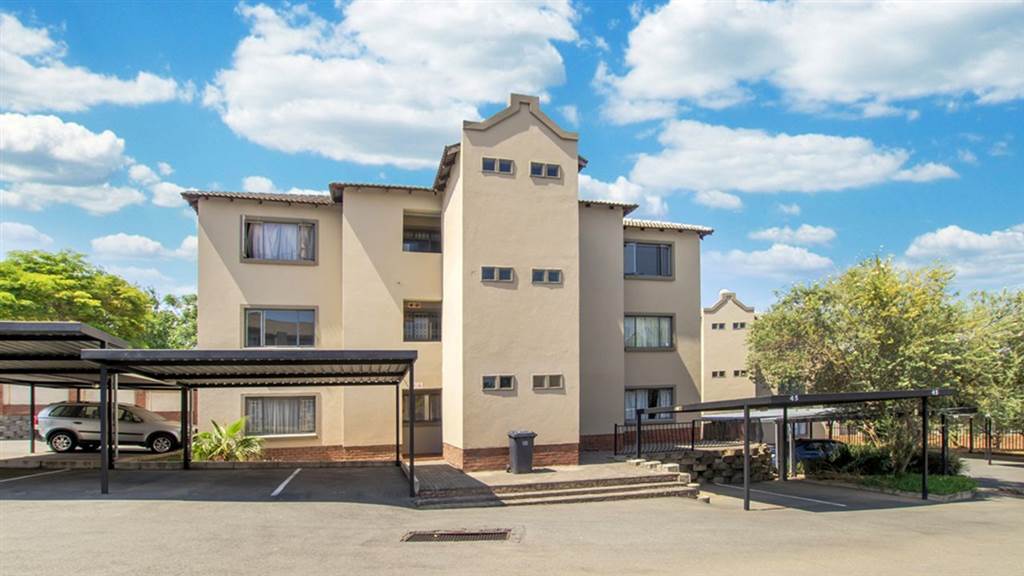 2 Bed Apartment in Bloubosrand photo number 15