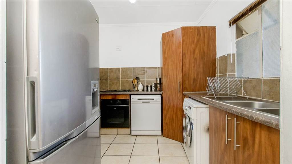 2 Bed Apartment in Bloubosrand photo number 3