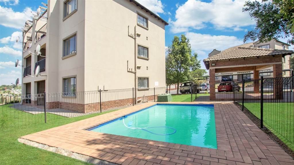 2 Bed Apartment in Bloubosrand photo number 16