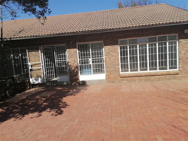 7 Bed House in President Park